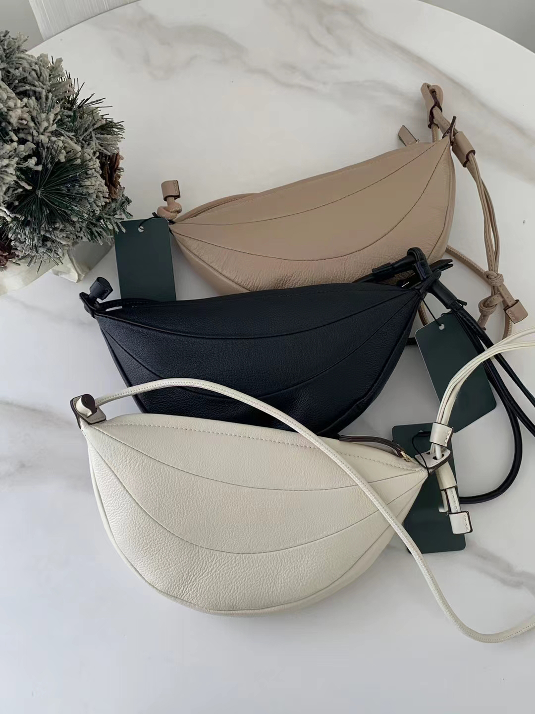 Dumpling shape shoulder bags